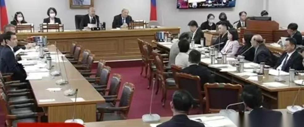 （5月6日），韩国瑜主持的对美军购特别预算案第四次碰头，照样以不欢而散收场。绿营