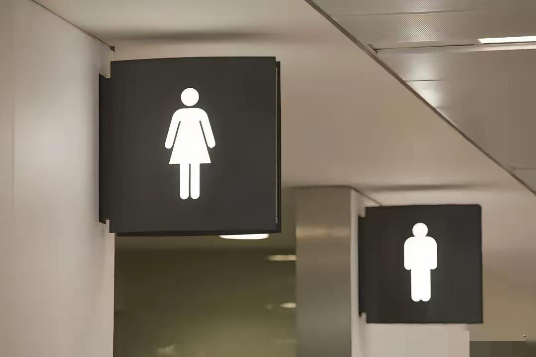 KTV厕所惊魂！醉汉误闯女厕引冲突，见义勇为反被告？法院判决引热议