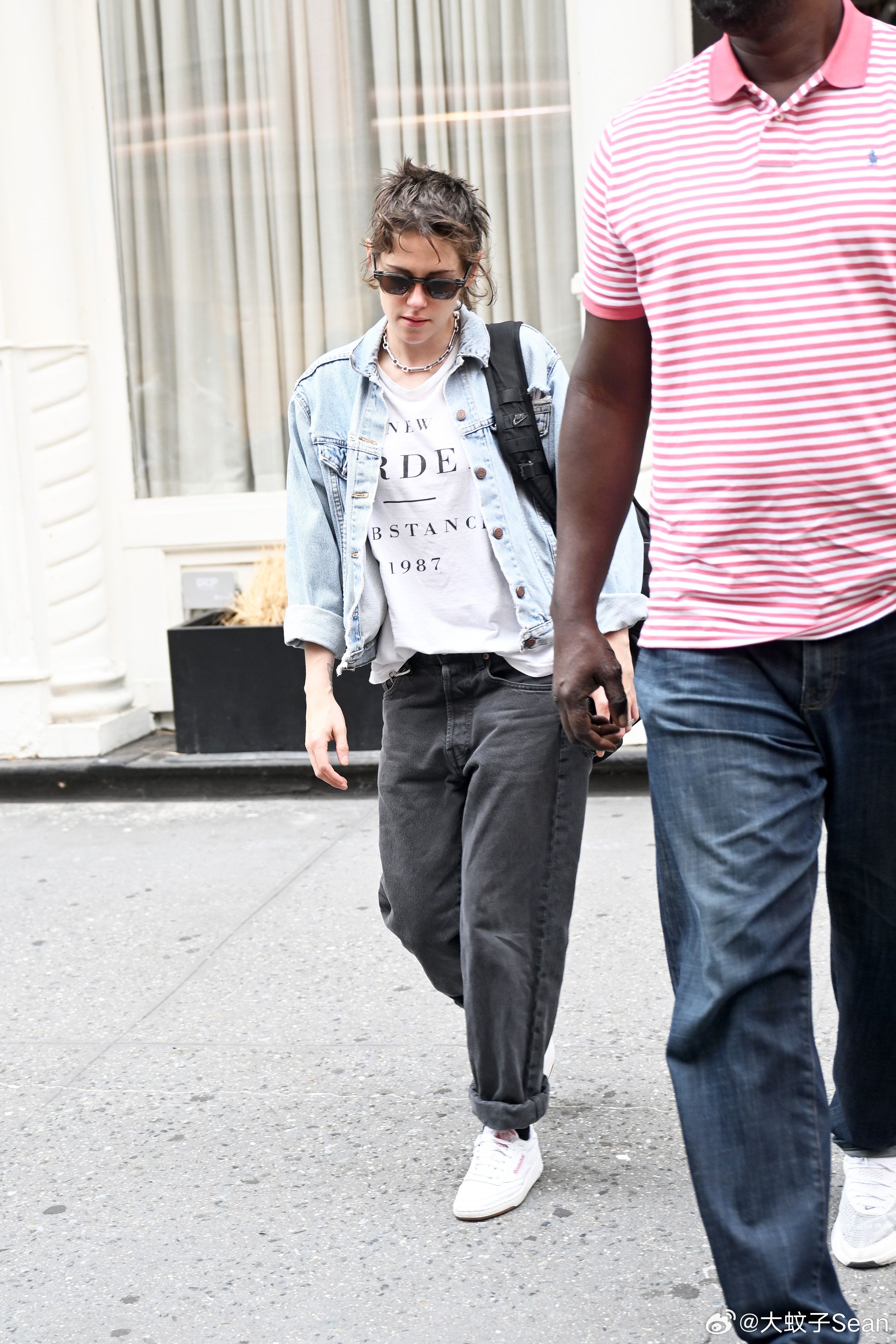 KristenStewart克里斯汀斯图尔特完成纽约的宣传工作，离开公寓前往机
