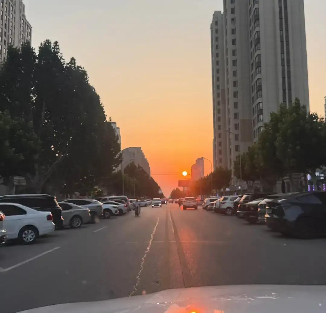 我年底被拉进集团大群，顺手滑成员列表，猛地看见那仨字，大学前女友她姐。七年没动