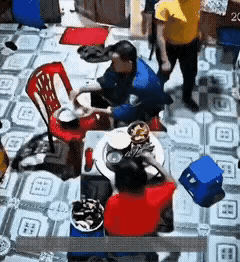 中年人的崩溃，真的就在一瞬间。男的盛了第一碗饭，本想递给老婆，老婆没接，自己拿走