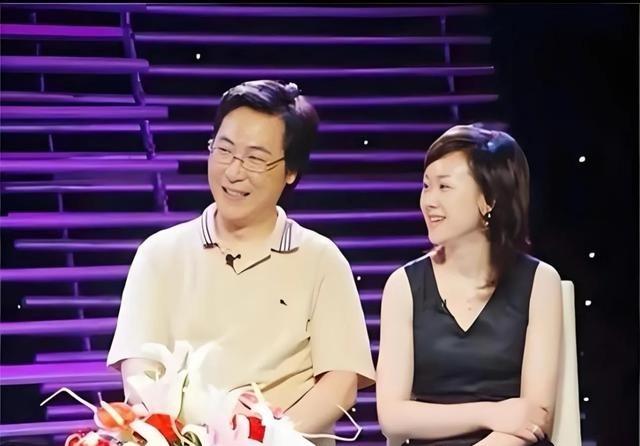 1989年，上海音乐学院食堂里，一个打扮寒酸的瘦弱男生端着一碗清汤面坐在角落里，