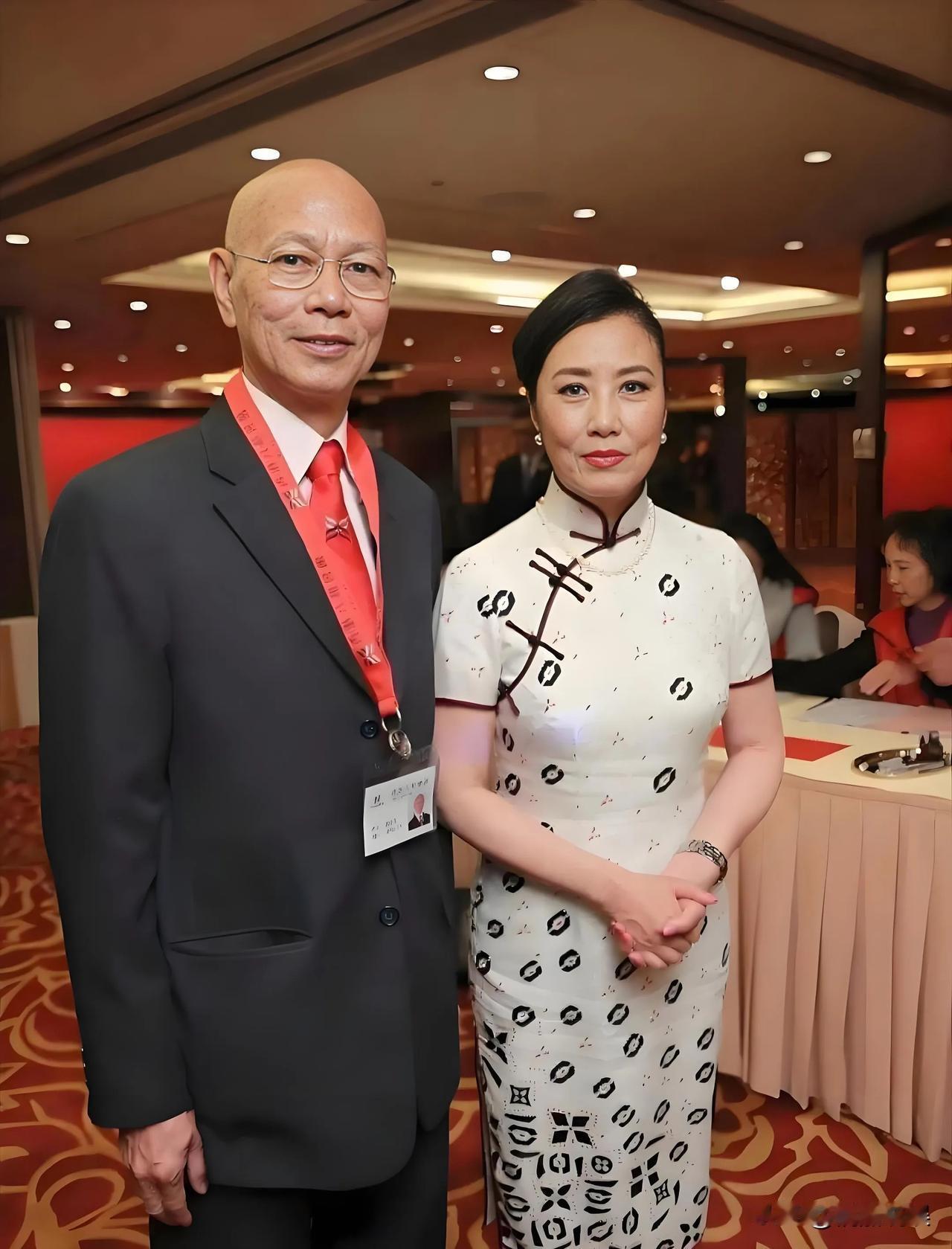 罗家英和汪明荃的婚姻真相，AA制撕开心中的伤痛！恋爱二十多年，19次求婚，婚后