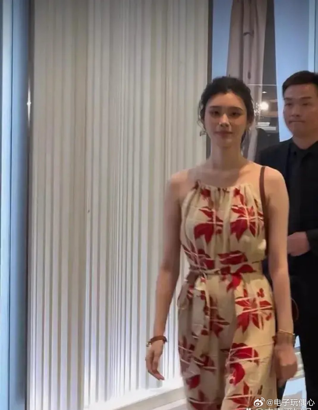 奚梦瑶肉眼可见的变美了，但是也少了以前的超模感