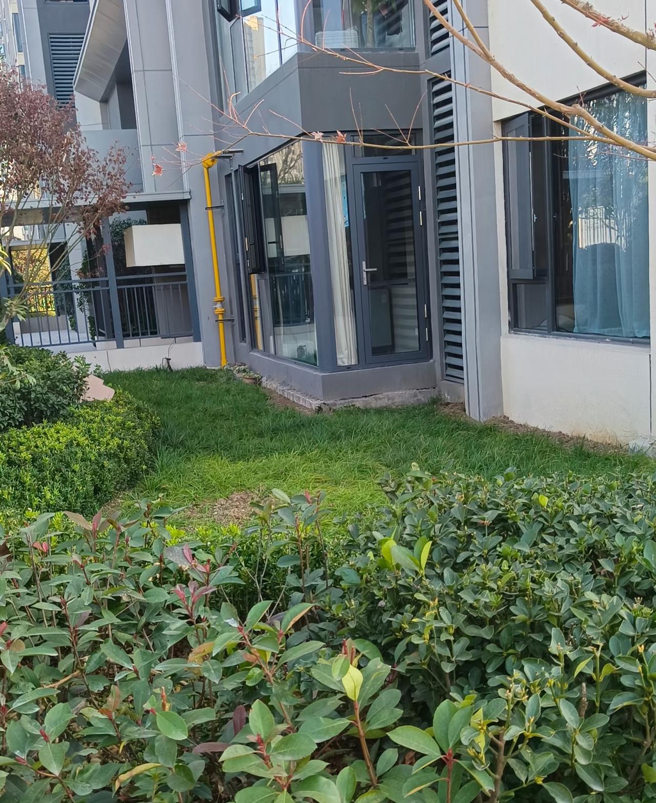 买房纠结选1楼还是5楼，1楼出行最方便，不用等电梯，老人小孩住着省心，进出