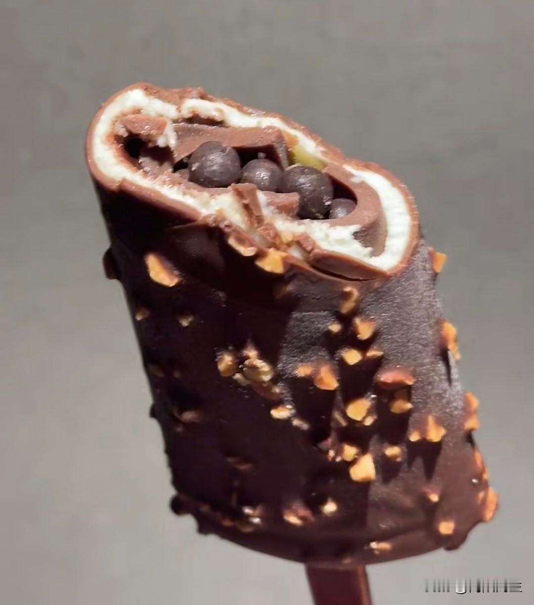 要说雪糕啊，我最爱的还得是经典牛奶味！不是花里胡哨那些，就是纯纯奶香，一口下去