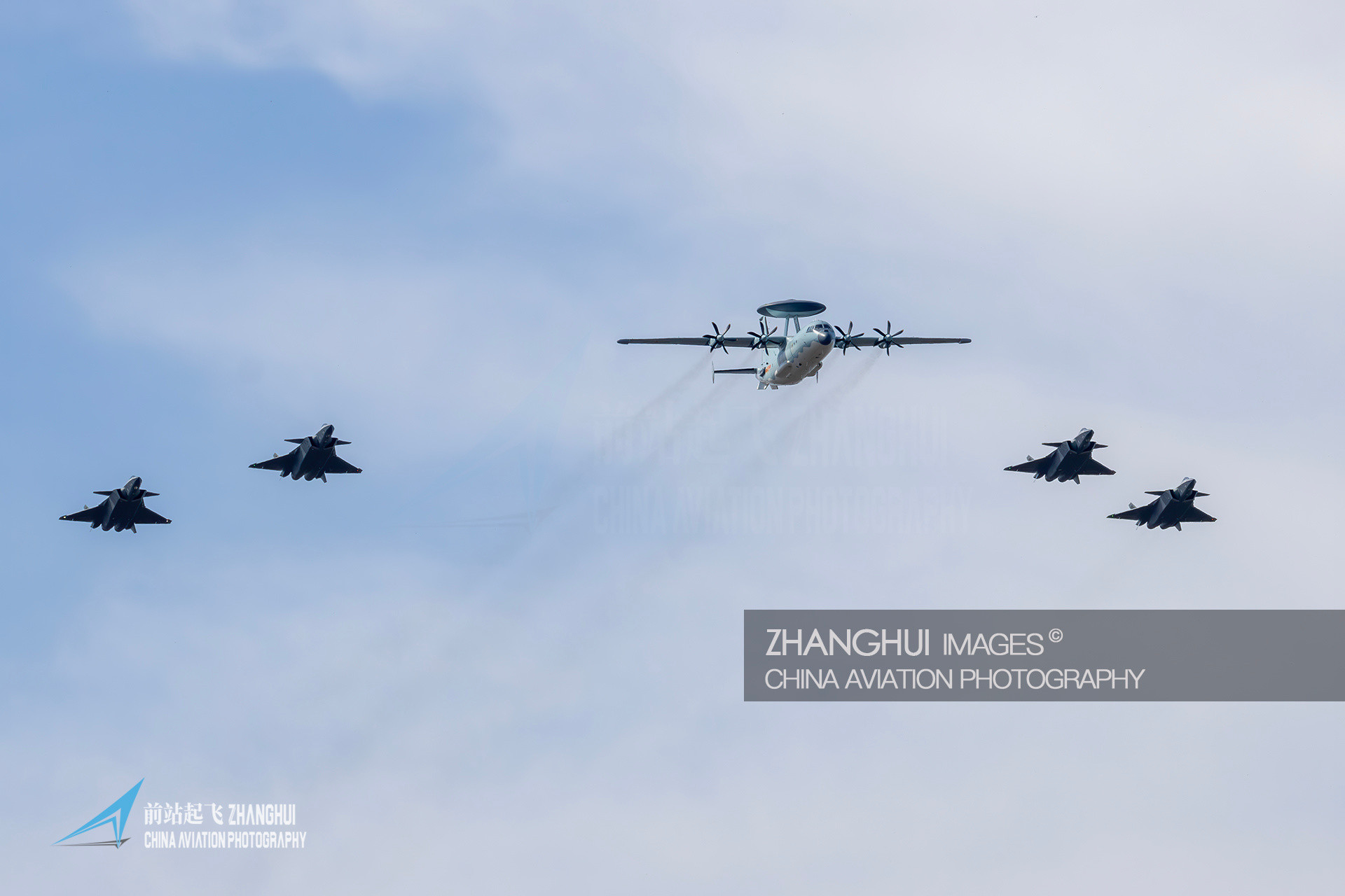 现在我们也开始在航展上飞这种大编队了，希望珠海能搞个歼35的编队飞飞