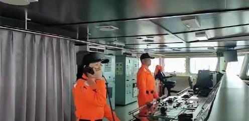 笑不活了！5月23日，东沙海域，台“海巡署”最大舰艇台中舰被我海警3501舰堵得