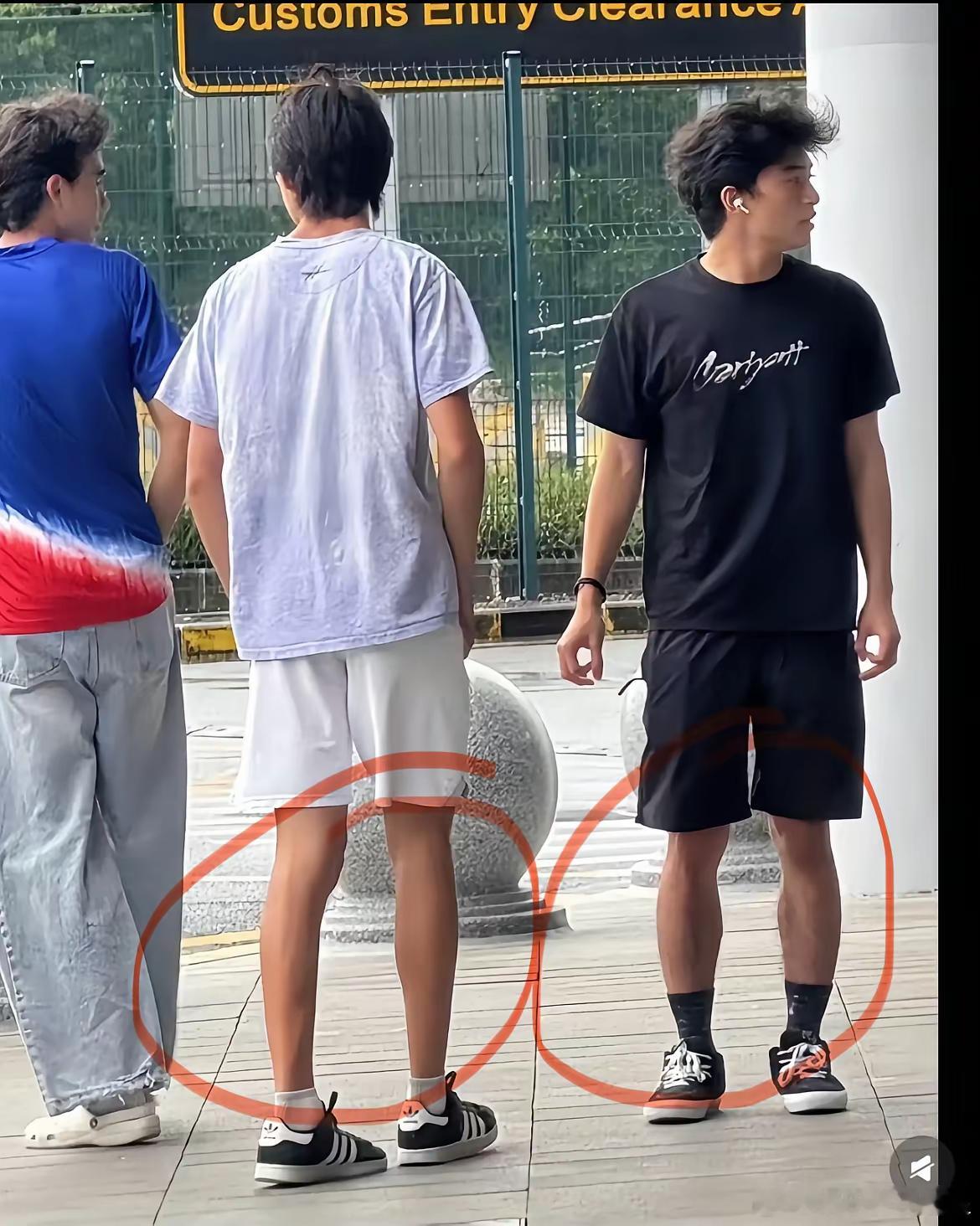 谢霆锋的大儿子近照，有人吐槽头发乱糟糟，没父母好看，还说这么短的腿，其实这个罗圈