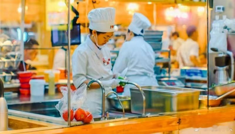 西贝事件应成共识契机人民日报再评西贝事件，这梯子都送脚下了，双方可能要出面世纪