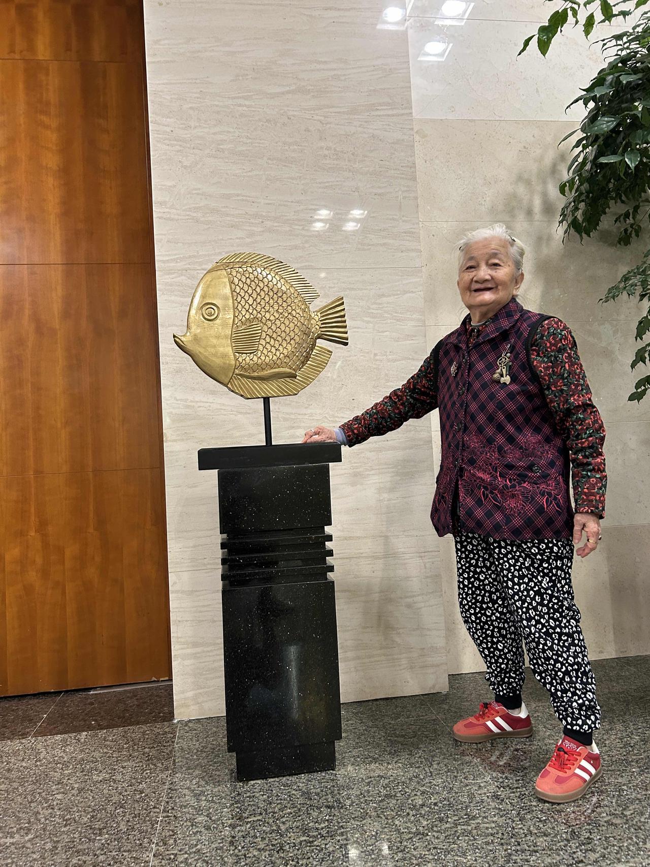 这两顿饭，一口是咽不下的菜，一口是咽不下的气。上次聚餐，母亲在饭桌上被菜呛到