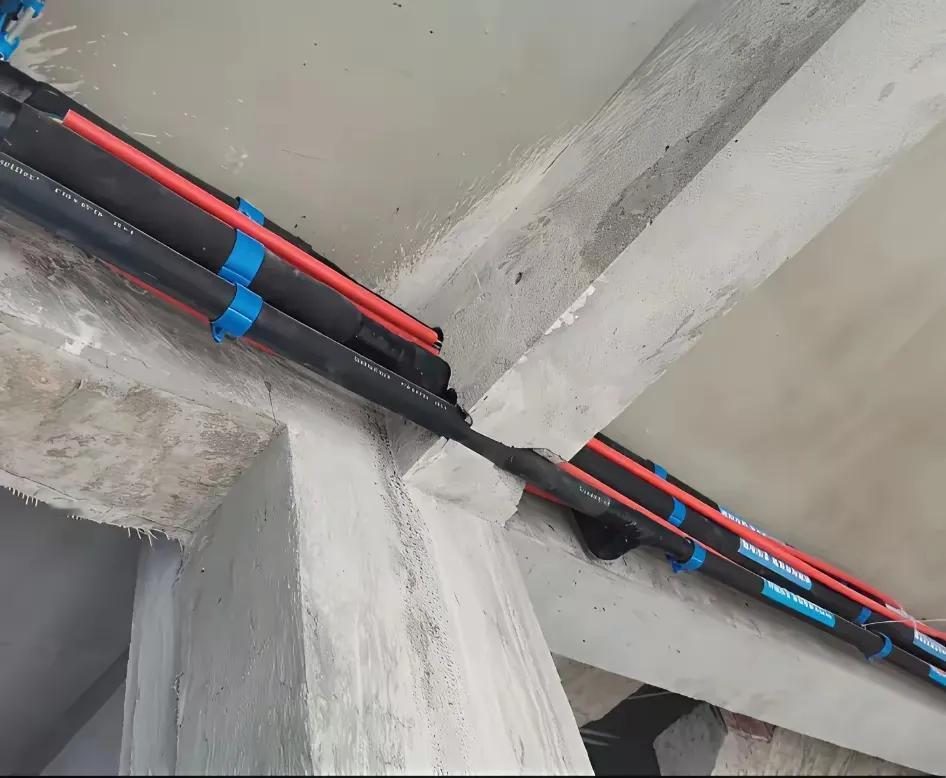 几台空调统一藏管穿线，这样布局方便吊装天花板，大家认为这样穿管好吗？