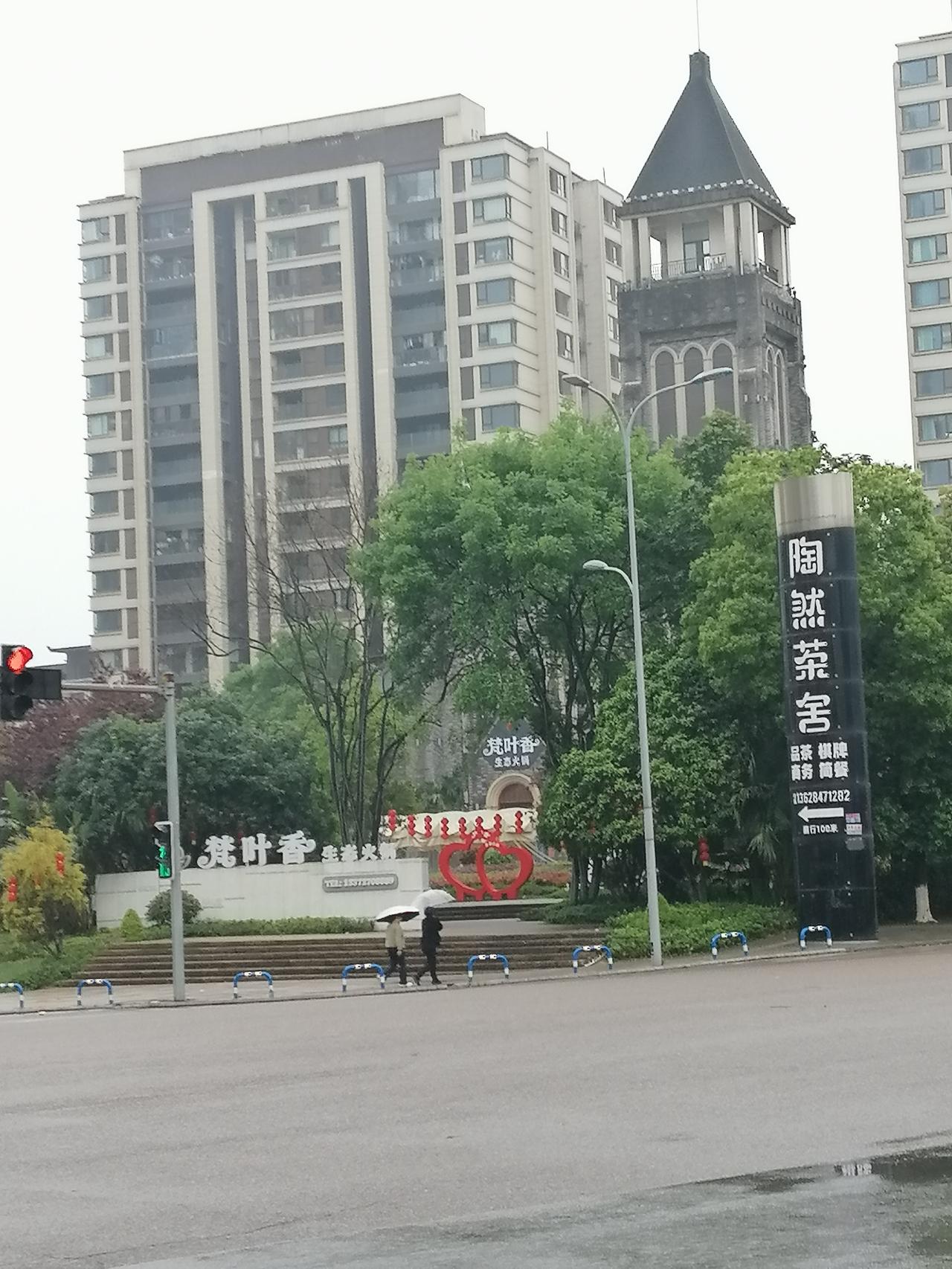 从“催着交费”到“抢着交费”：物业破局的关键一战你见过业主主动排队交物业费的小