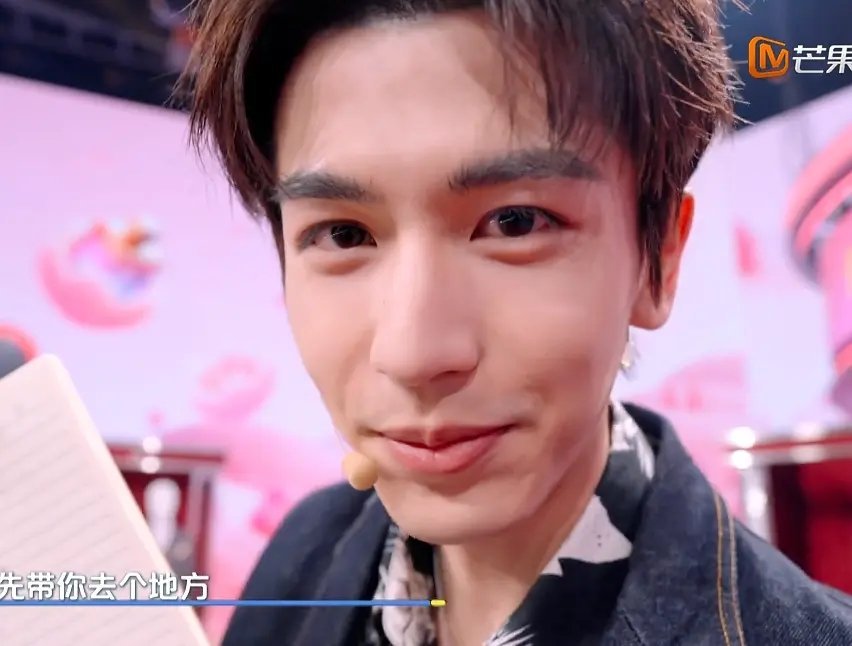 张凌赫扛不住怼脸镜头，只可远观不可近看