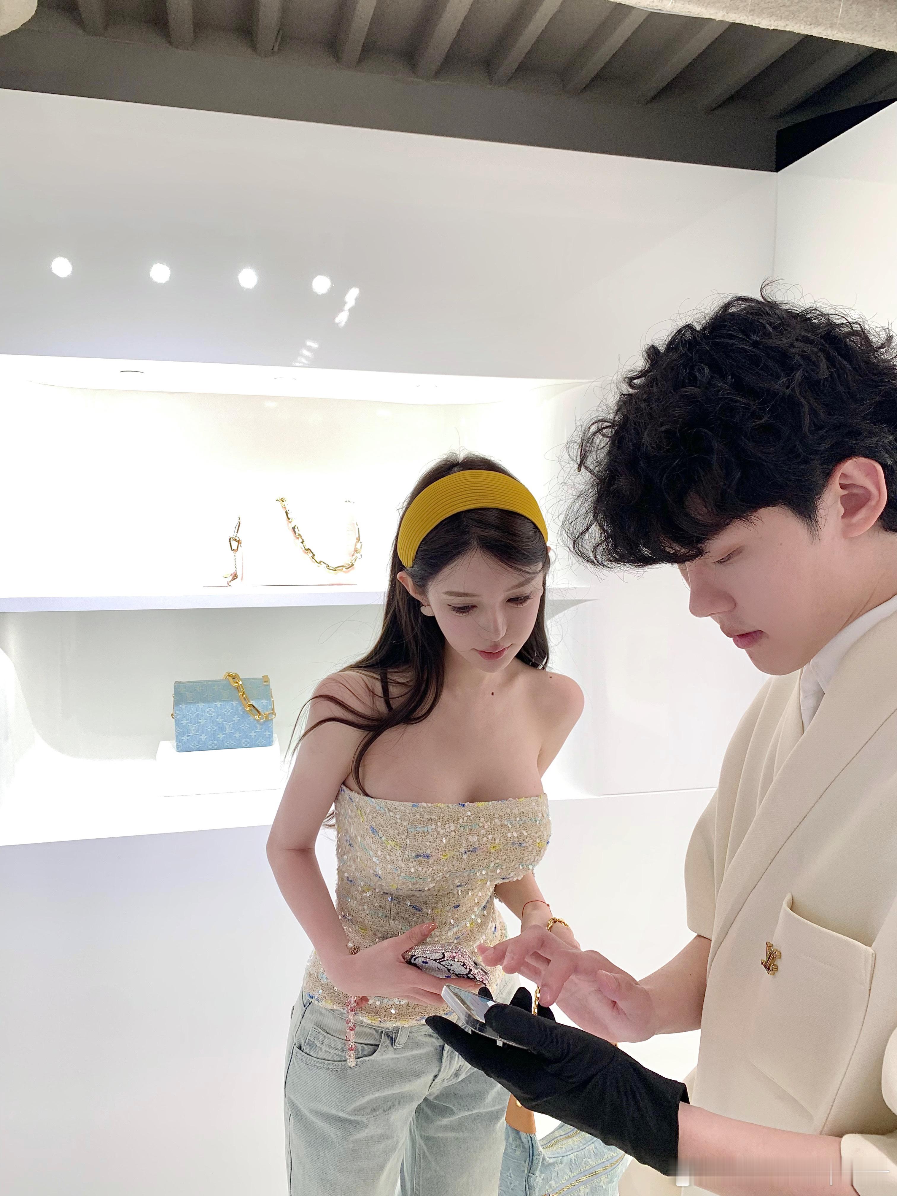 小宝们这件抹胸的面料是我们独家定制的哦～是完全不会有同款的而且很意外的是它有
