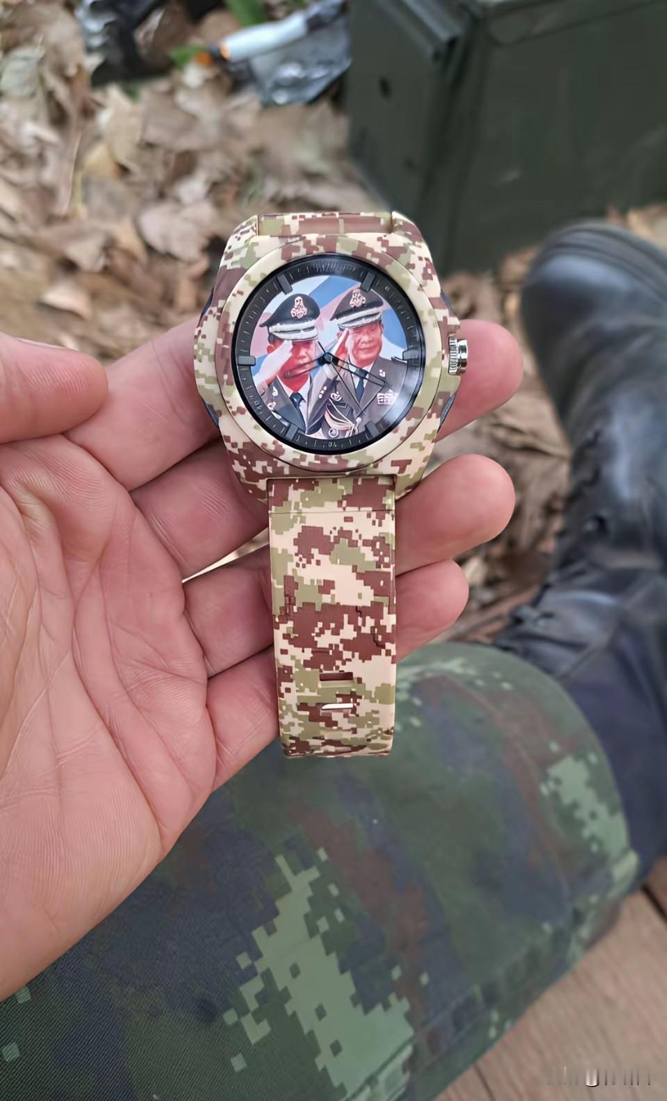 洪森有多自信，柬埔寨军队配发的装备有多离谱？他们士兵发的手表，表盘竟然有洪森和洪