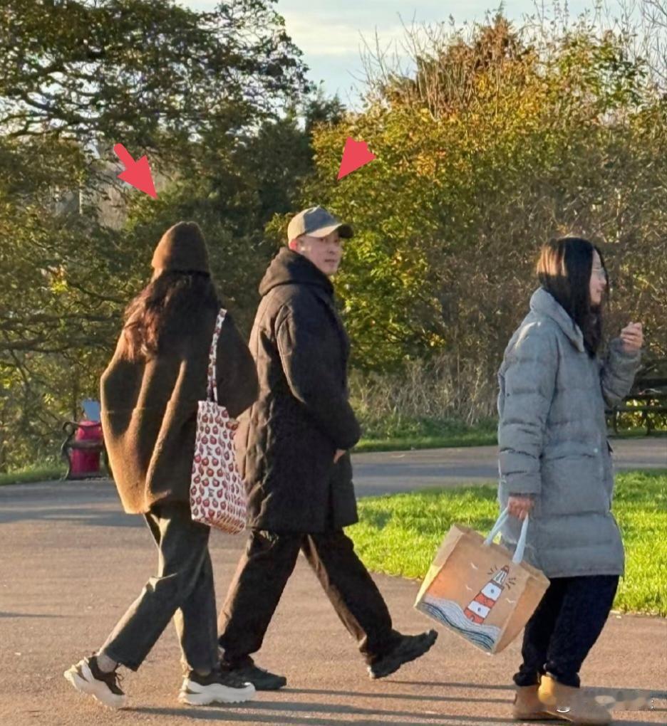 沙溢和老婆胡可现身英国逛街，夫妻俩在英国陪两个儿子上学，看起来好悠闲，有钱人的生