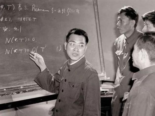 1953年，陈景润毕业后分到北京四中教书，学校却因口齿不清辞退他，之后他摆摊租书