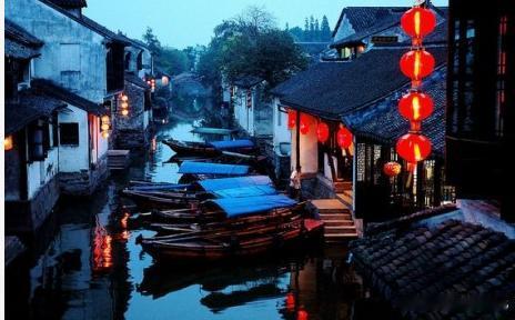 【周庄】是江南典型的小桥流水人家；西塘，古镇中临河的街道都有廊棚，总长近千米；同