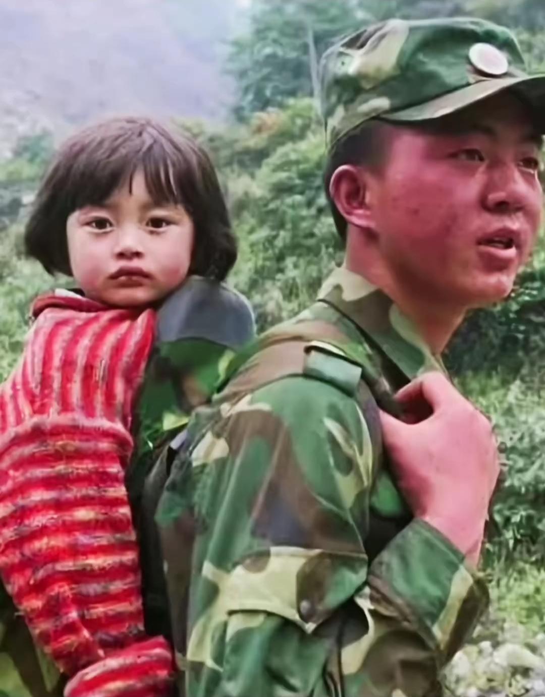 你敢信吗？当年汶川地震中被战士徒手救出的小女孩，十几年后竟然嫁给了这位救命恩人！