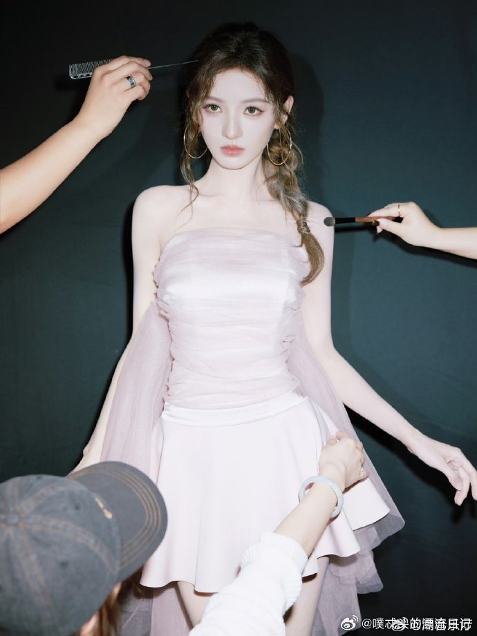 张予曦拍完照来了段hiphop上一秒精致美女，下一秒街头hiphop，反差感