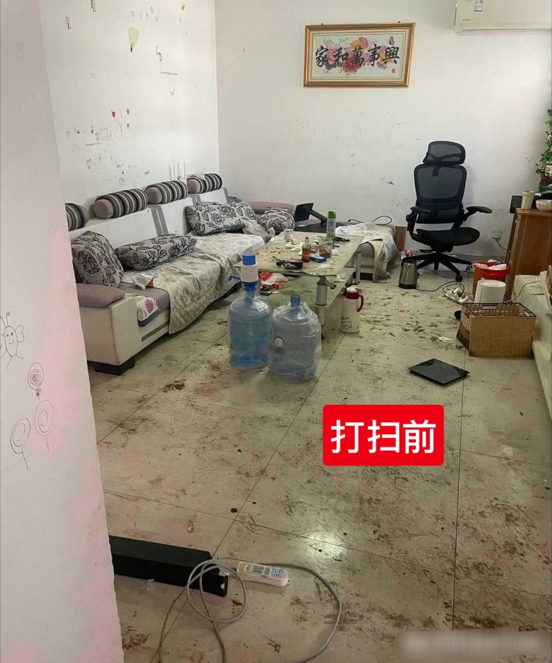 婆婆来我家帮忙打扫卫生，打扫后墙上的家和万事兴不见了
