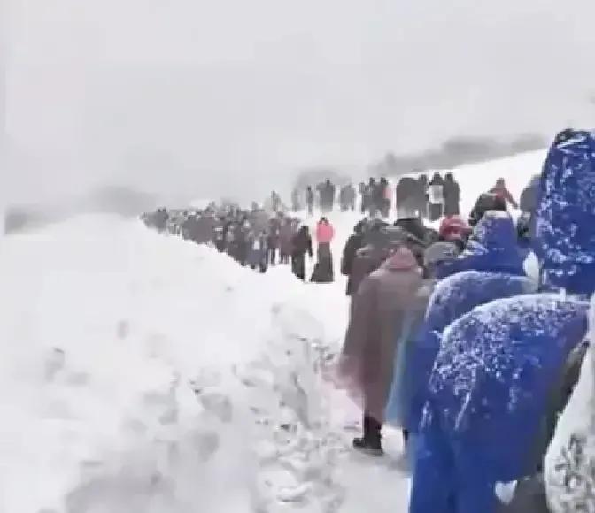 哈尔滨文旅把流放宁古塔做成三天两夜游，雪地徒步戴枷锁跪接圣旨全套打卡。我看完视