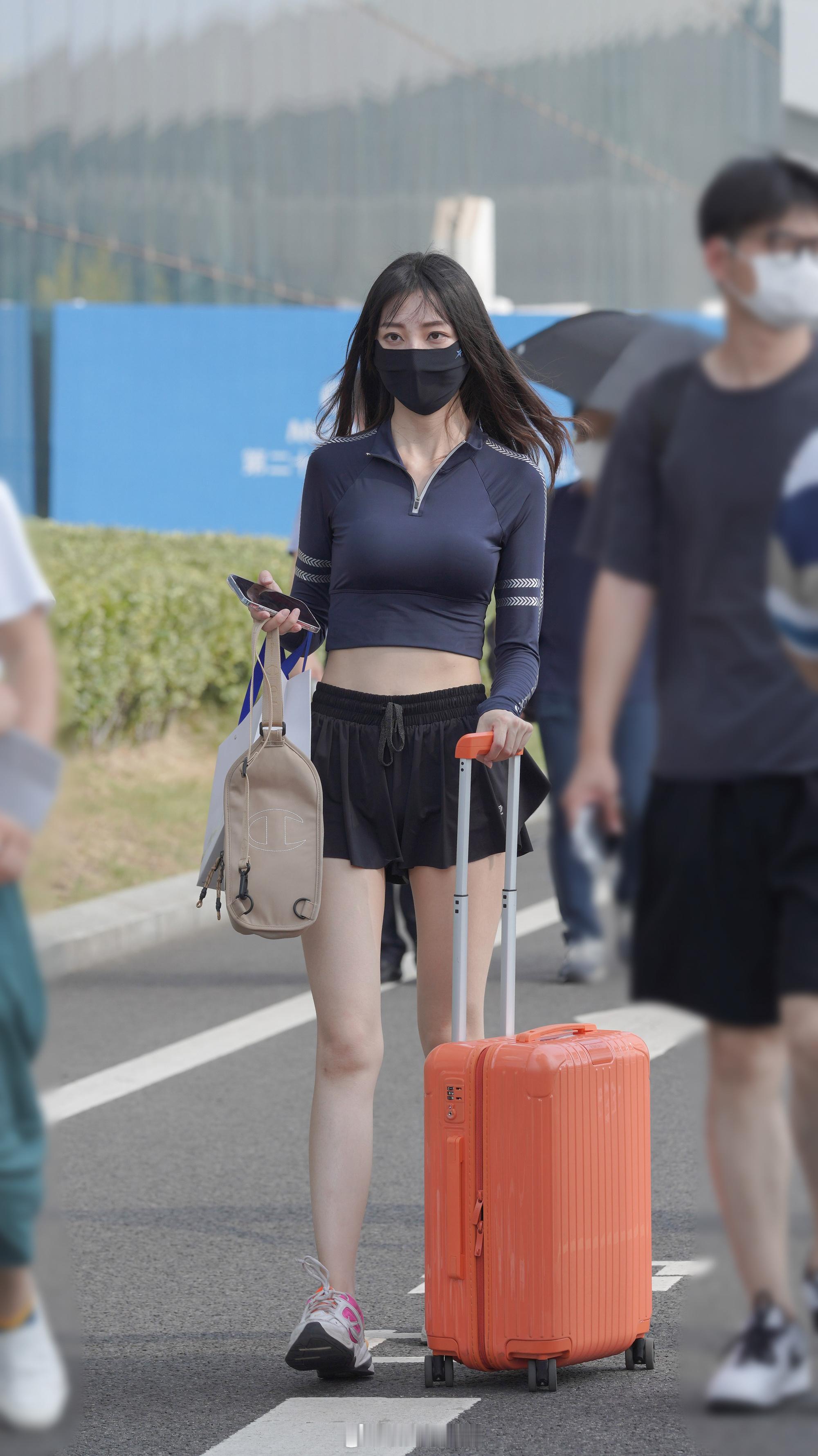 为什么她拉着行李箱走路，比穿裙子还好看！7558街拍我的摄影日记街拍穿搭时