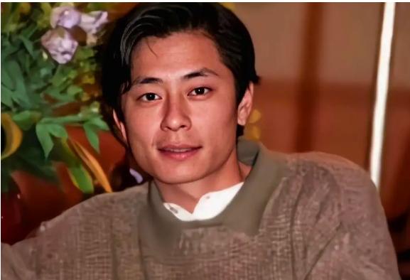 1981年，19岁的王杰去服兵役，把怀孕的妻子托付给母亲。没想到，王杰走后，母亲