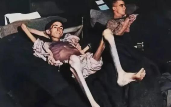 1944年，被德军俘虏的美国士兵戴姆勒终获解救，骨瘦如柴，1米78的大个头，体重