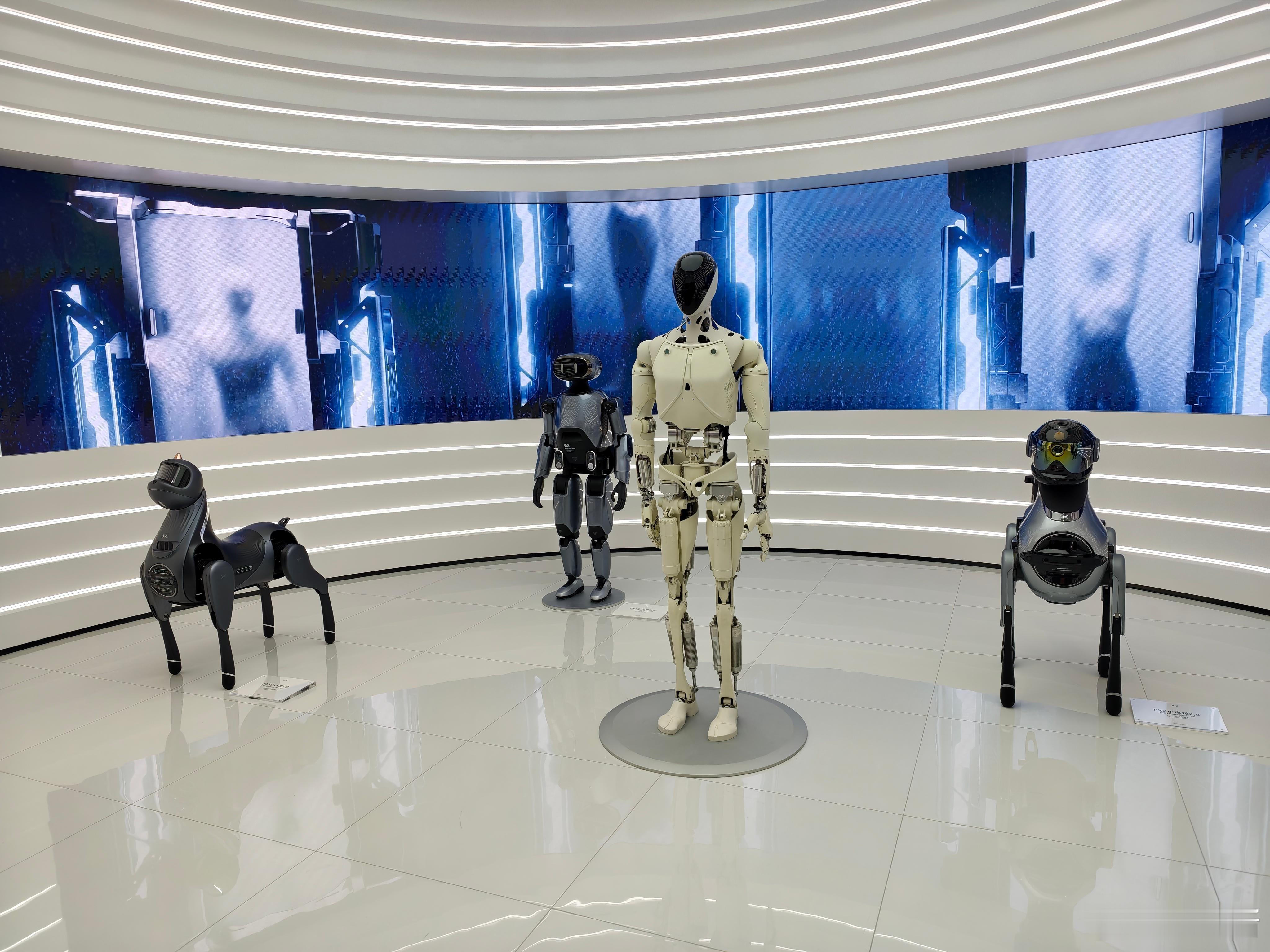 替你们看了，IRON是真机器人，不是真人[并不简单]何小鹏回应女机器人里藏真人何