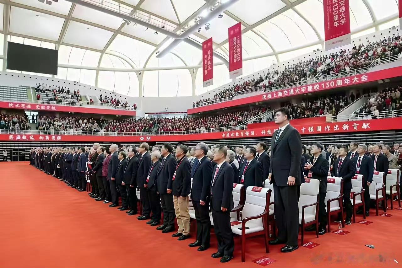 大家都知道姚明个子高，可真在现实中见到，才发现竟能这么高，校庆还专门为他准备了特