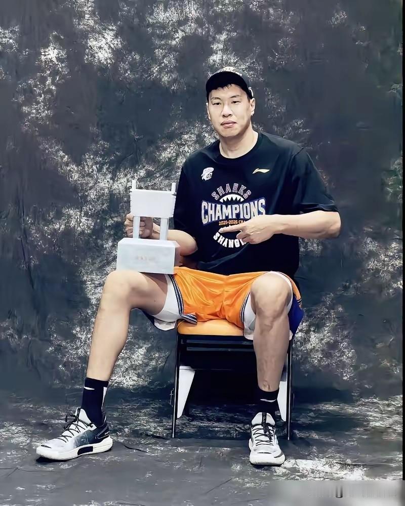 闫鹏飞是山西队走出来的第二位总冠军球员。翻开山西队史上走出来的球员不少，前八