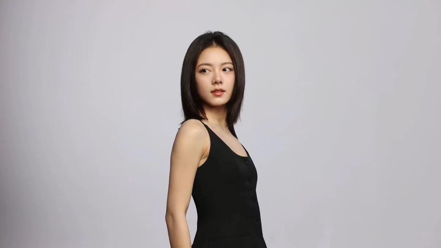 赵今麦自带松弛氛围感兼具少年感与成熟质感，赵今麦全新商务上线，松弛氛围感扑面而来