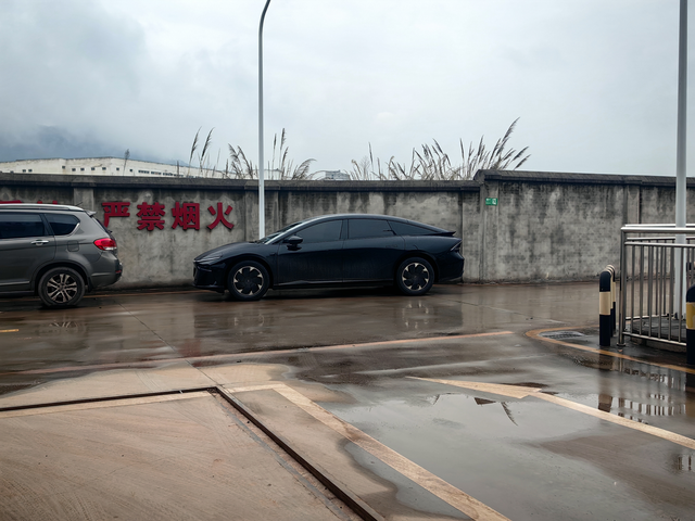 小鹏P7+的鹰眼感觉有点近视开了一周了差不多，感觉不如激光雷达识别的准，像路中