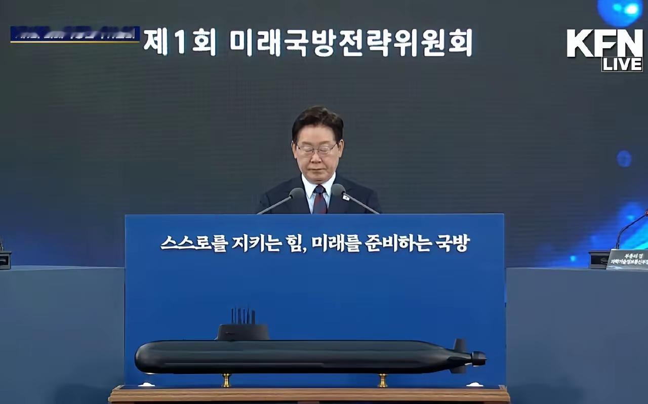 【韩国核攻击潜艇模型曝光】（上排左图），亮点是推进系统。从外形看，