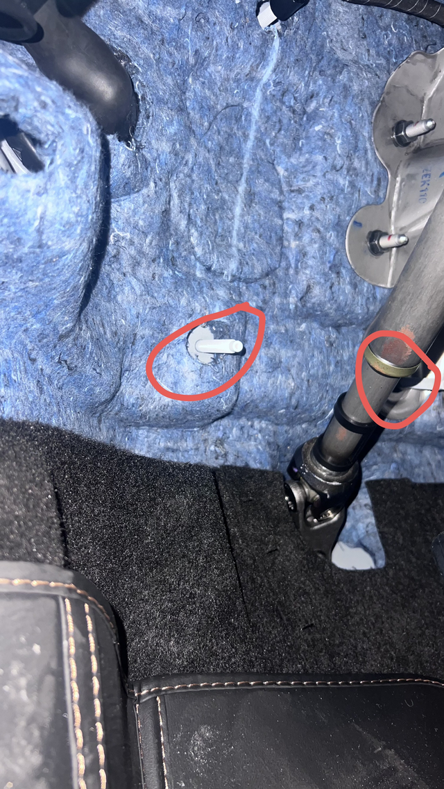 轩逸这么丐的吗油门前面那两颗螺丝是啥，大佬们你们有吗，怎么里面像毛坯房一样