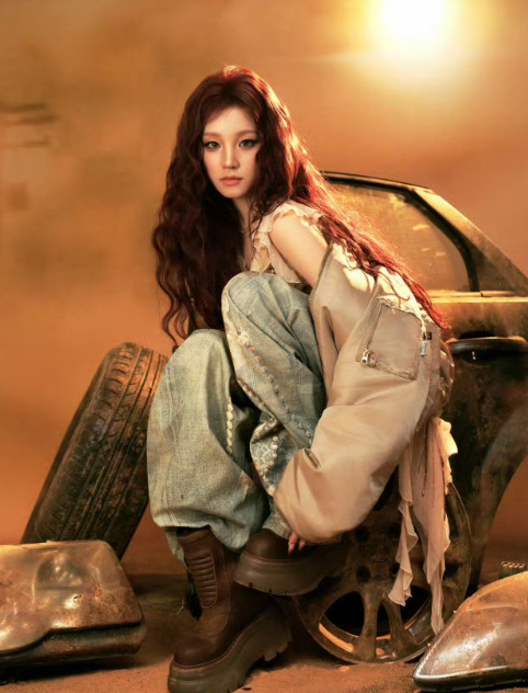 宋雨琦穿搭太绝啦!舞台上燃炸，街头随性，自带潮酷气场。再搭配亮眼座驾，多场景适配