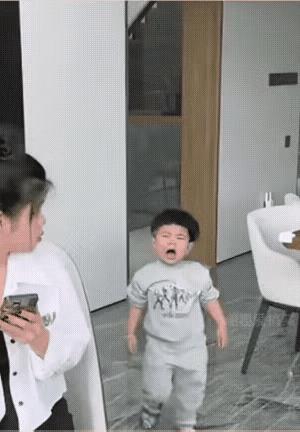 两岁小萌娃找妈妈告状说姑姑打他，一边哭，一边说，一边比划，揪耳朵，扯头发，扇耳光