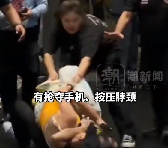 有人说，那位在泰国追星遭到殴打的中国女生好可怜。孤立无援不说，事后被拖走还被周围