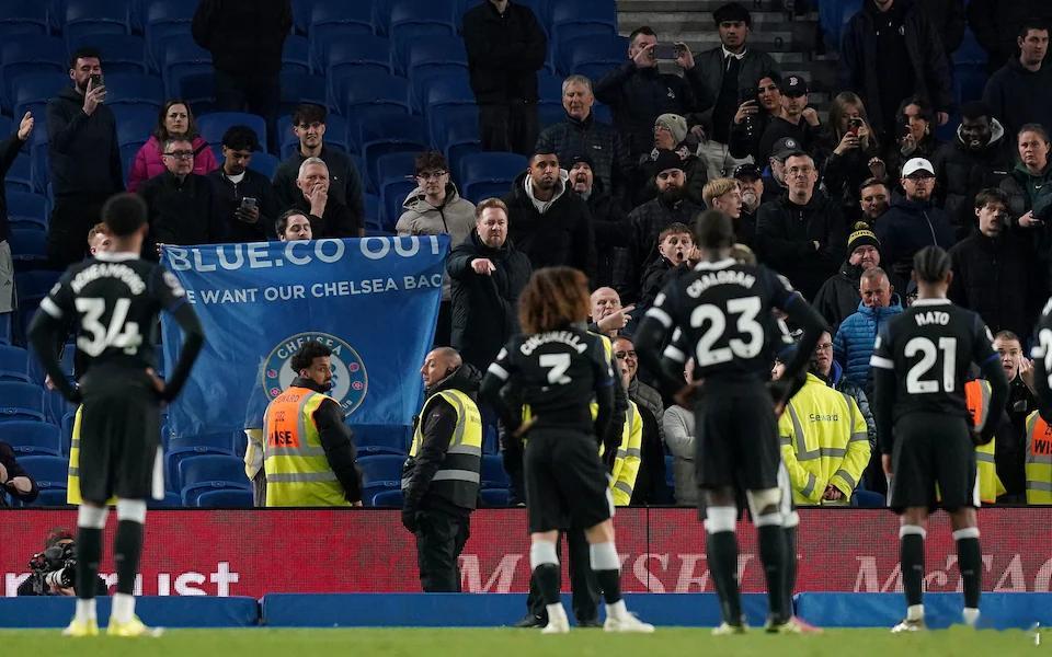 切尔西炒掉主教练罗森尼尔后，切尔西高层到球队更衣室，要求队员全力支持临时主帅麦