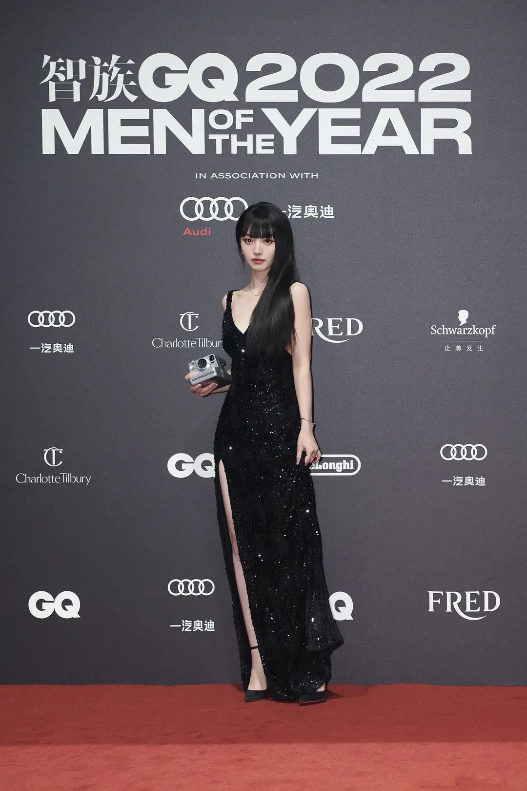 偶尔在剧外看到她的热搜就是造型很出色，比如这套黑长直+黑色长裙