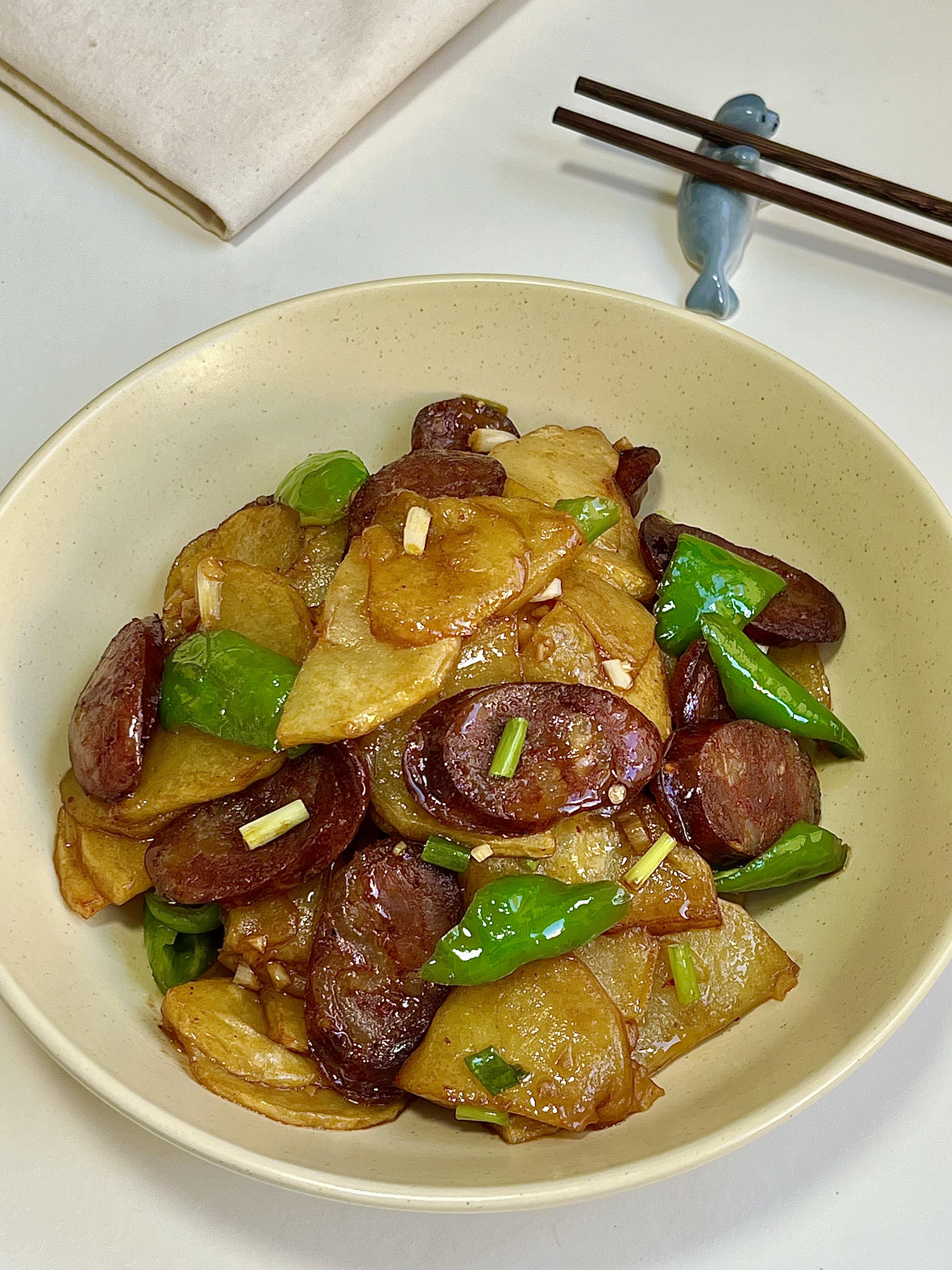 一口香肠一口薯，米饭直接炫两碗