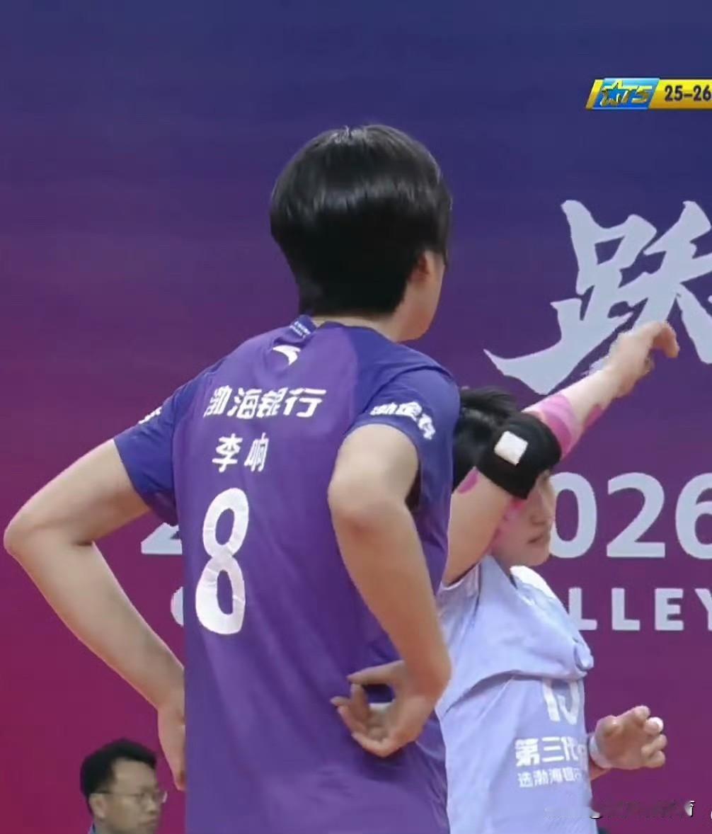 感觉天津女排的训练还是有很大问题的，昨晚上看到第一次打成年队比赛的路晶、陈鹤心，