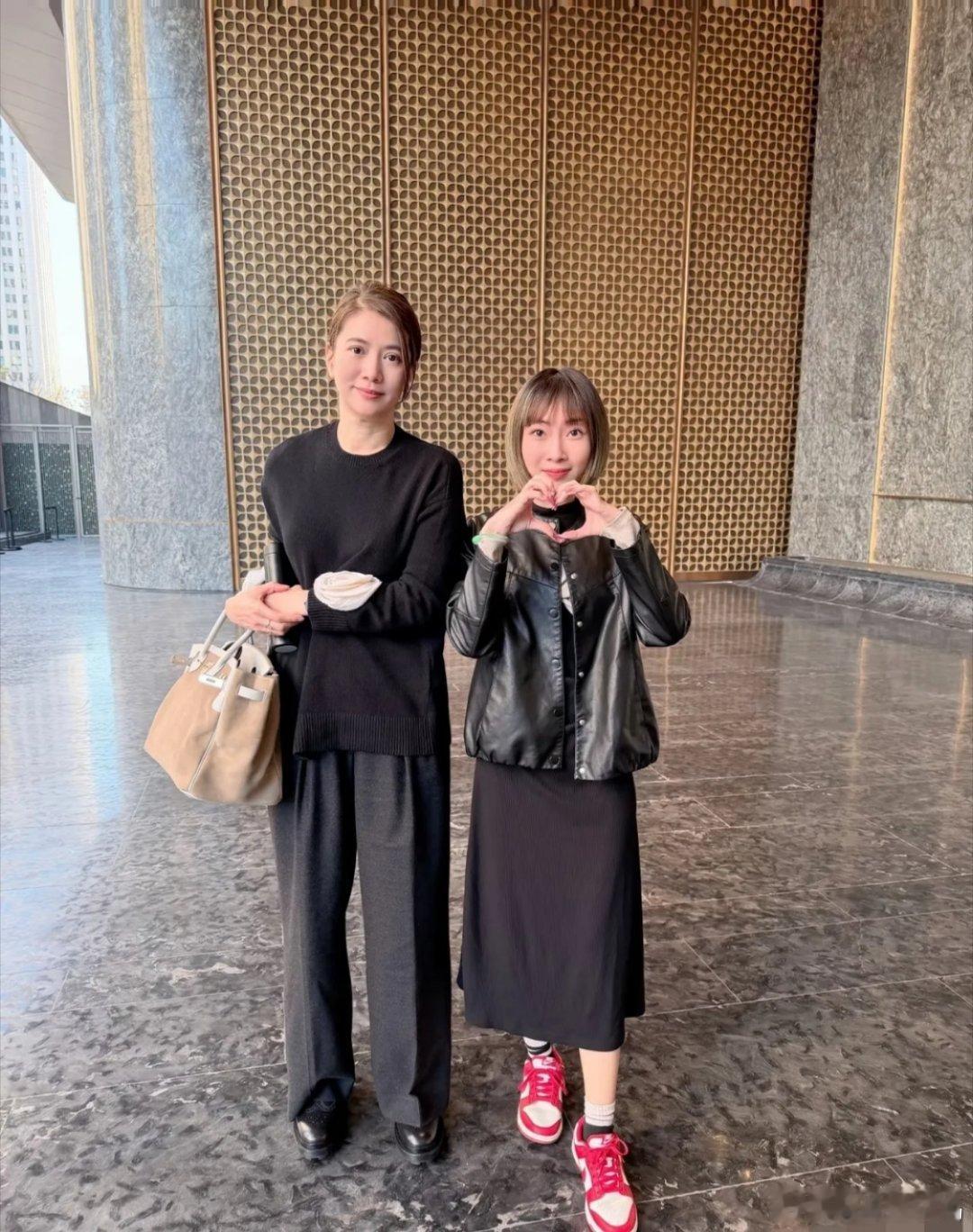 网友在平安夜偶遇袁咏仪来珠海探班，当天53岁的袁咏仪和网友合影，不愧是明星啊，长