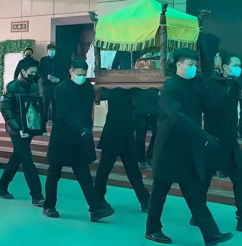 看了何许在葬礼上的一举一动和在追悼会上读的悼词，以及捧着妈妈的骨灰盒一步一步小心