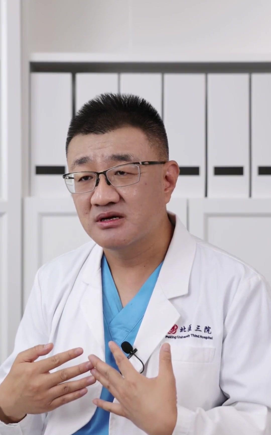 北京三院ICU主任医师薄世宁说：“我从不‘鸡娃’，那些光环荣耀，在病床前一文不值