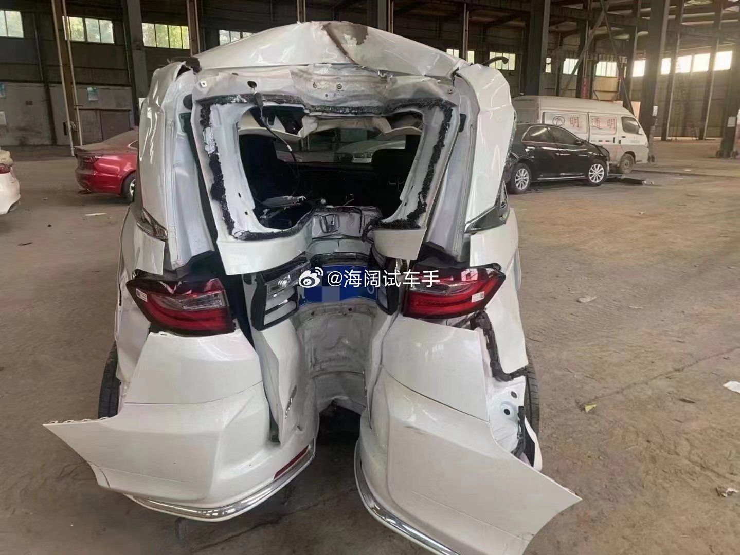 这车经历了什么？？？怎么能撞成这样呢？？？