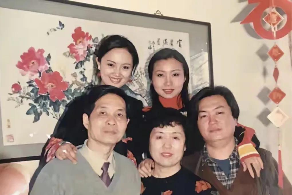 朱媛媛跟父母的全家福，真的给人一种家里不是儿子最重要，妈妈最重要的感觉。很多家庭