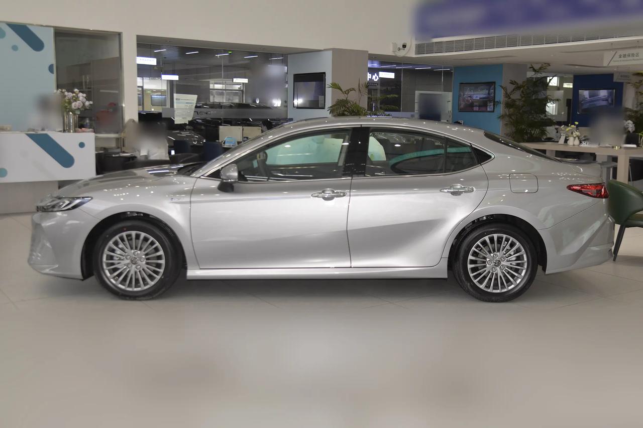 如果想买一台省心好开的家用B级车，感觉凯美瑞双擎挺合适的。综合才油耗四个多，低速